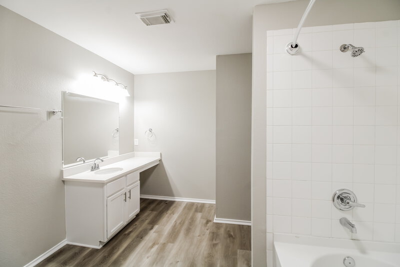 0/Mo, 20135 Baron Brook Dr Cypress, TX 77433 Main Bathroom View