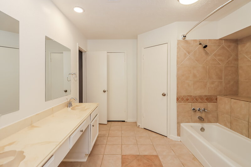 2,585/Mo, 317 Thistlewood Ct League City, TX 77573 Main Bathroom View