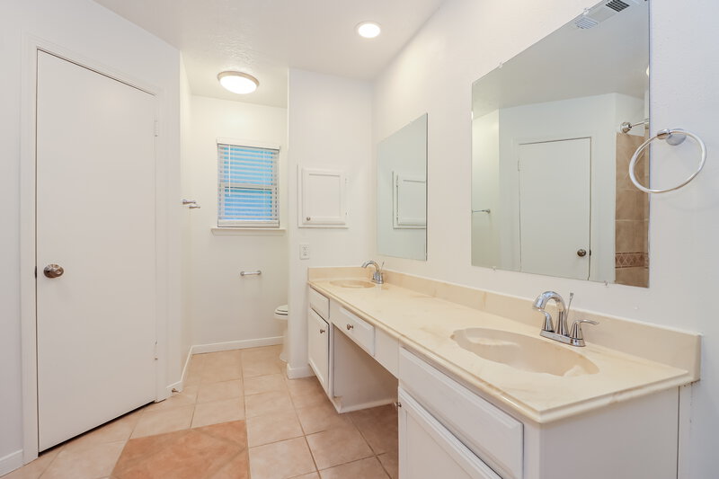 2,585/Mo, 317 Thistlewood Ct League City, TX 77573 Main Bathroom View 2