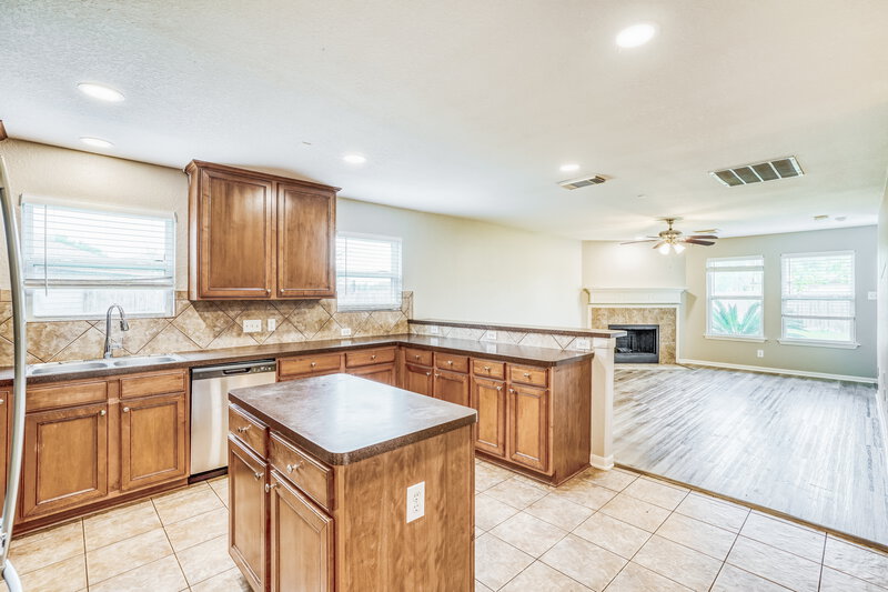 1,995/Mo, 4703 Montclair Hill Ln Fresno, TX 77545 Kitchen View