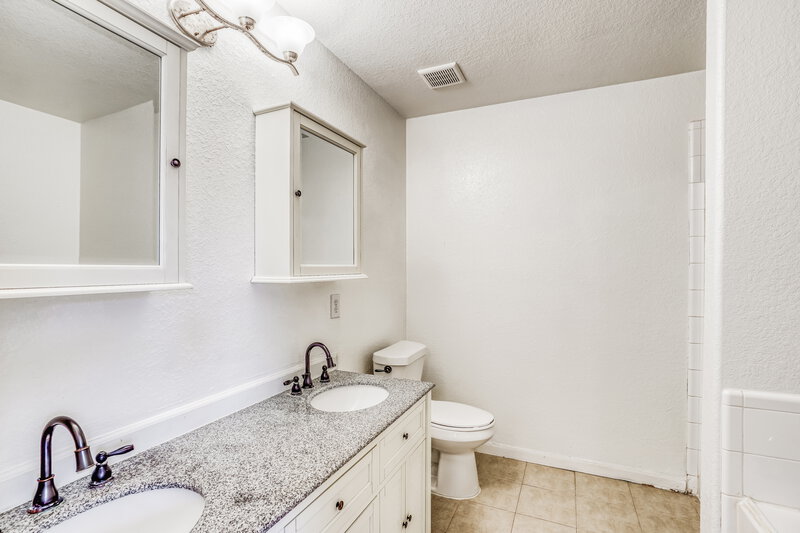 1,995/Mo, 4703 Montclair Hill Ln Fresno, TX 77545 Main Bathroom View