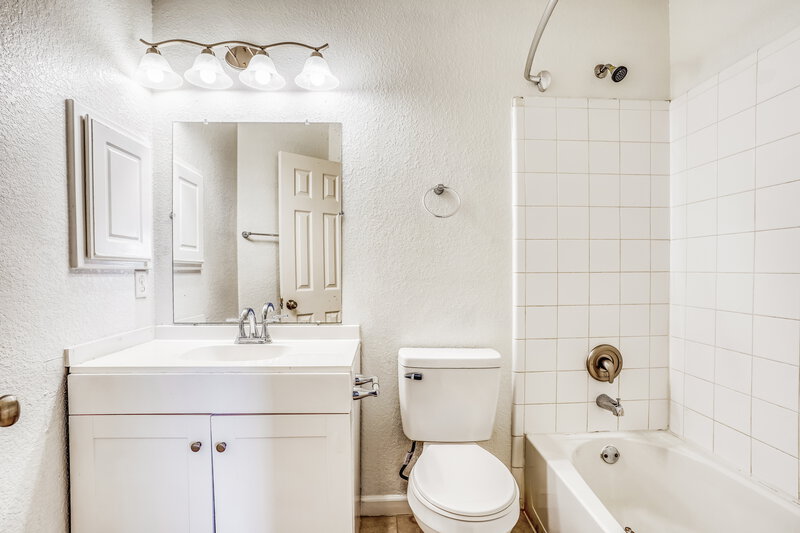 1,995/Mo, 4703 Montclair Hill Ln Fresno, TX 77545 Bathroom View