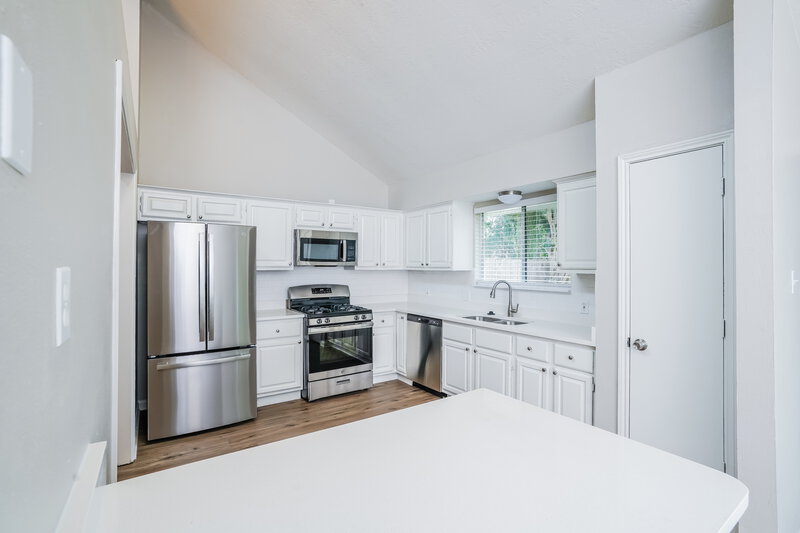 1,905/Mo, 910 Companion Dr Crosby, TX 77532 Kitchen View 2
