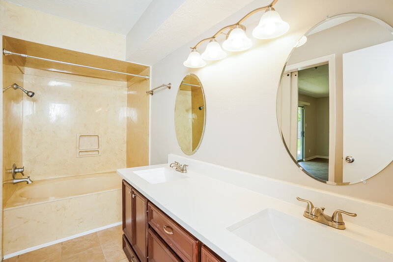 1,905/Mo, 910 Companion Dr Crosby, TX 77532 Main Bathroom View