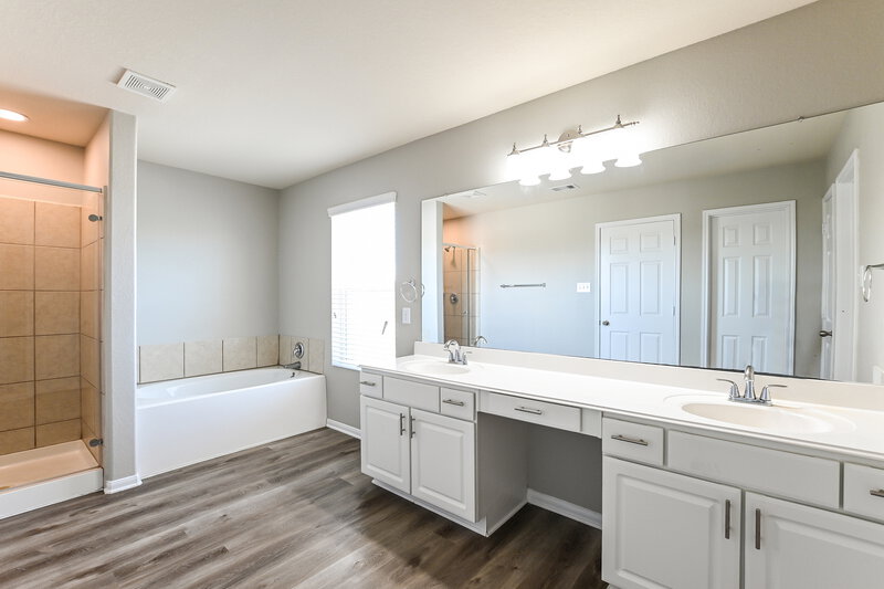 2,870/Mo, 23503 Legacy Oak St Katy, TX 77493 Main Bathroom View