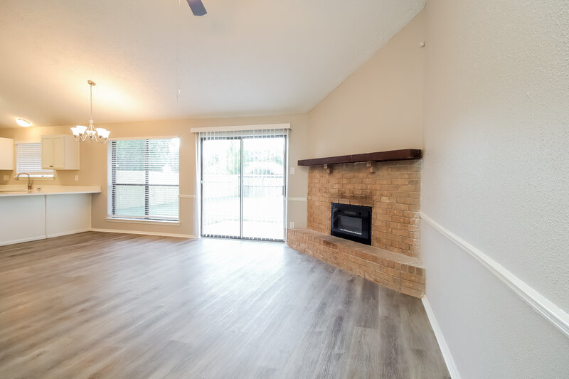 1,845/Mo, 5014 Meadow Crest St La Porte, TX 77571 Living Room View