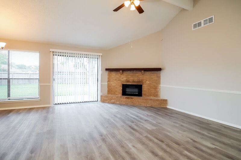 1,845/Mo, 5014 Meadow Crest St La Porte, TX 77571 Living Room View 2