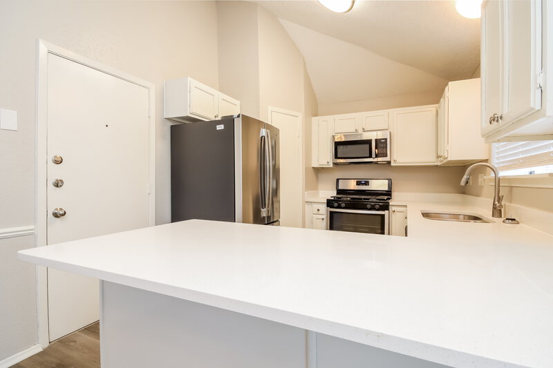 1,845/Mo, 5014 Meadow Crest St La Porte, TX 77571 Kitchen View 2