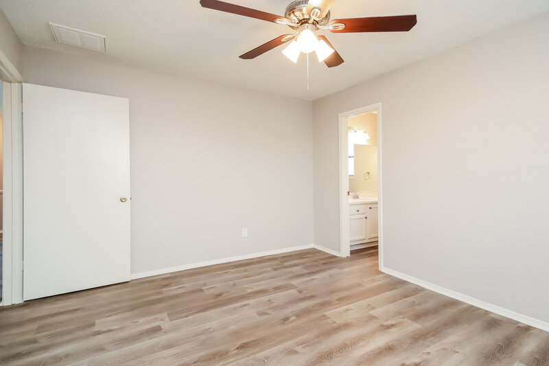 1,845/Mo, 5014 Meadow Crest St La Porte, TX 77571 Main Bedroom View