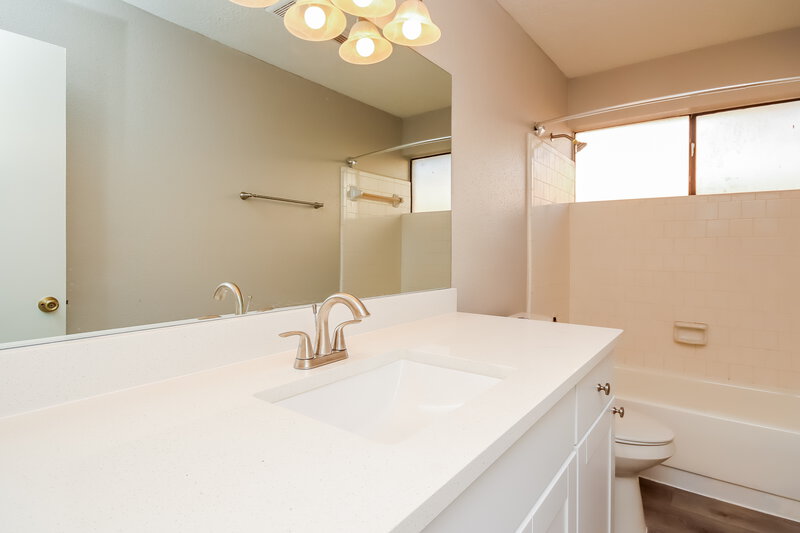 1,845/Mo, 5014 Meadow Crest St La Porte, TX 77571 Main Bathroom View