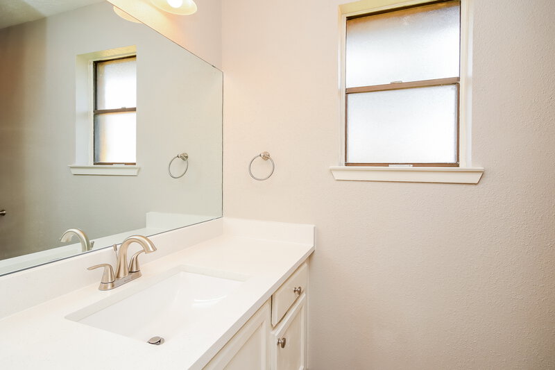 1,845/Mo, 5014 Meadow Crest St La Porte, TX 77571 Bathroom View
