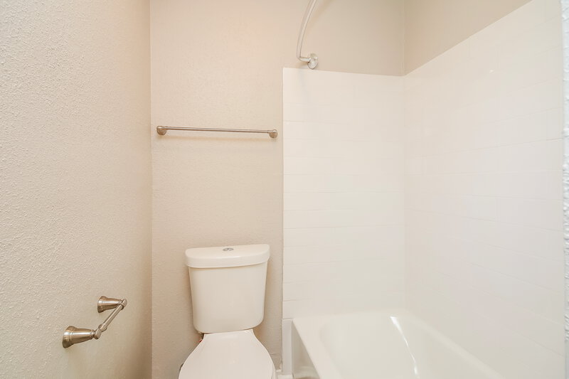 1,845/Mo, 5014 Meadow Crest St La Porte, TX 77571 Bathroom View 2