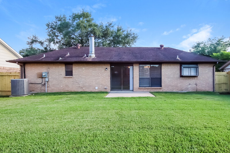 1,845/Mo, 5014 Meadow Crest St La Porte, TX 77571 Rear View