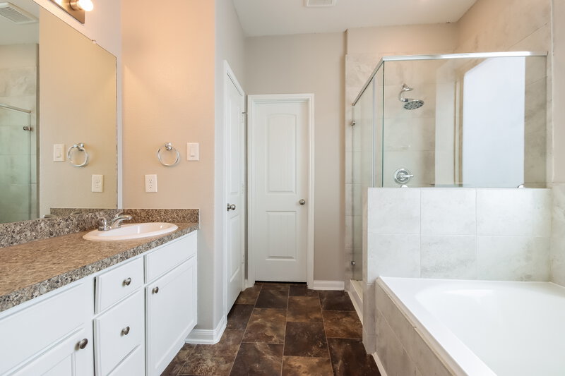 1,860/Mo, 3614 Karissa Rd Conroe, TX 77306 Main Bathroom View 2