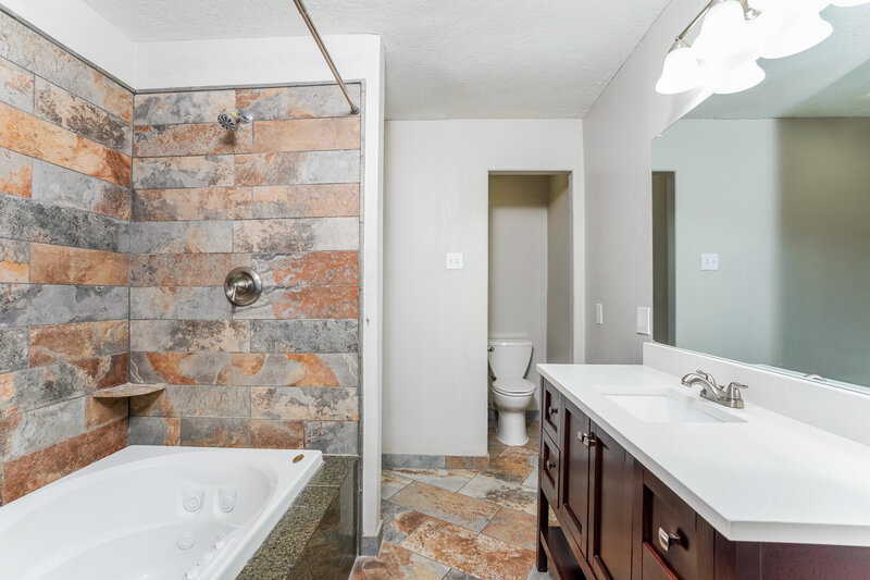 2,690/Mo, 5211 Kristen Ct Spring, TX 77373 Main Bathroom View