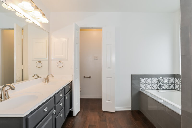 2,245/Mo, 12104 La Salle River Rd Conroe, TX 77304 Main Bathroom View