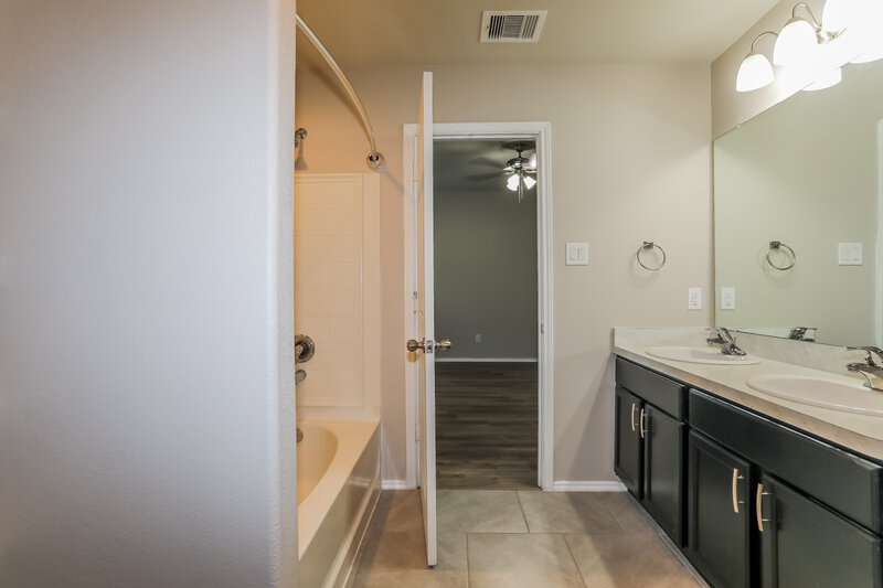 2,315/Mo, 23906 Paper Birch Ct Tomball, TX 77375 Main Bathroom View