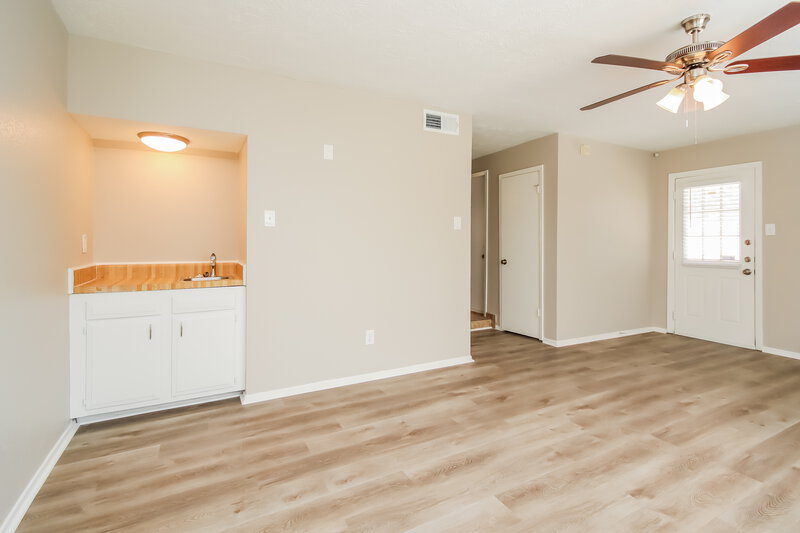 2,110/Mo, 6027 Leafwood Cir League City, TX 77573 Family Room View