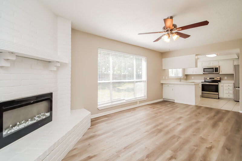2,110/Mo, 6027 Leafwood Cir League City, TX 77573 Family Room View 2