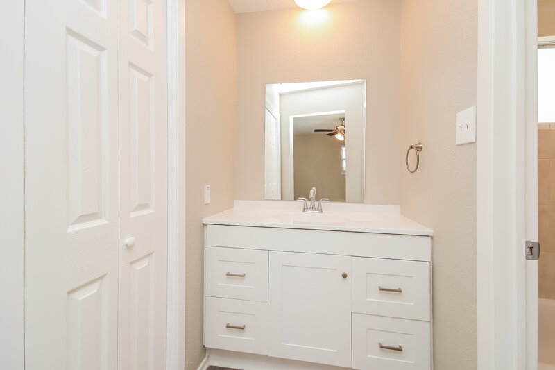 2,110/Mo, 6027 Leafwood Cir League City, TX 77573 Main Bathroom View
