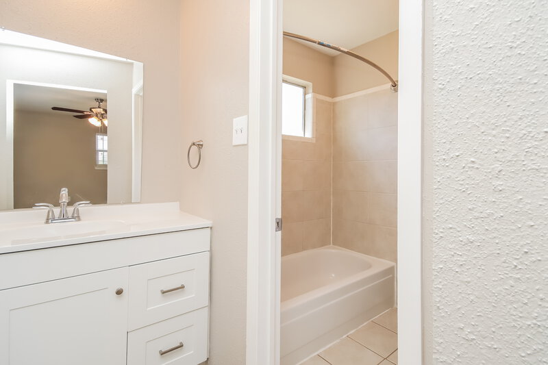 2,110/Mo, 6027 Leafwood Cir League City, TX 77573 Main Bathroom View 2