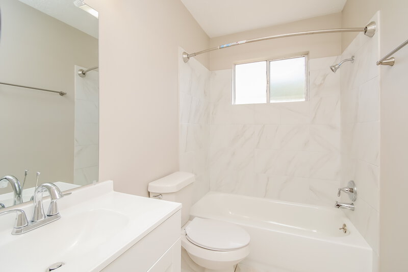 2,110/Mo, 6027 Leafwood Cir League City, TX 77573 Bathroom View