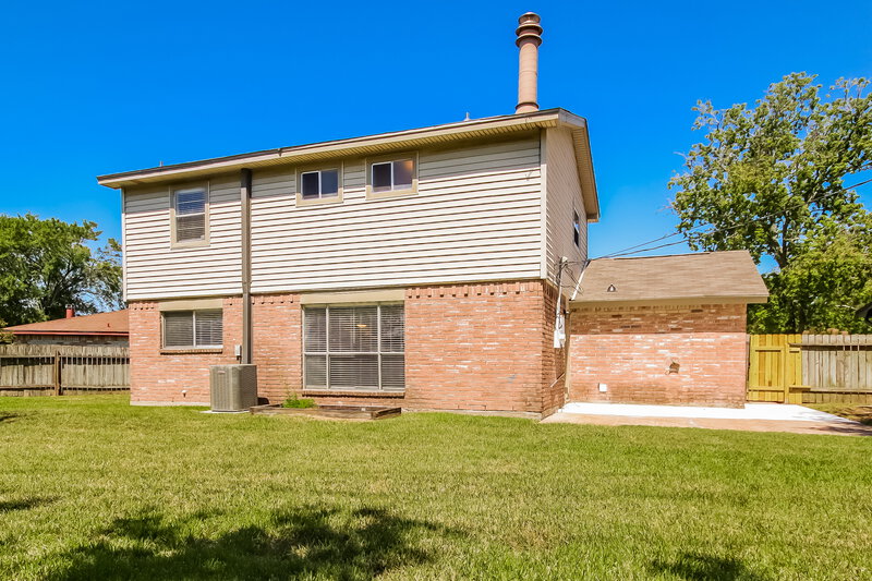 2,110/Mo, 6027 Leafwood Cir League City, TX 77573 Rear View