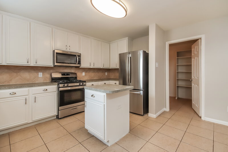 2,665/Mo, 1903 Plum Falls Ln Pearland, TX 77581 Kitchen View 2