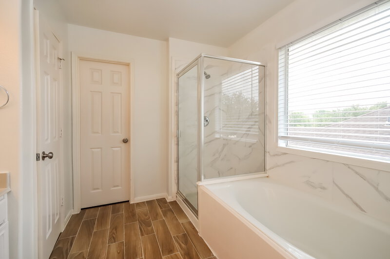 2,665/Mo, 1903 Plum Falls Ln Pearland, TX 77581 Main Bathroom View