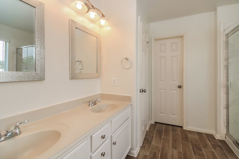 2,665/Mo, 1903 Plum Falls Ln Pearland, TX 77581 Main Bathroom View 2