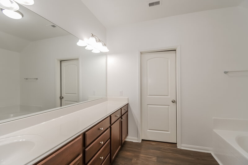 2,270/Mo, 15950 Gaia Way Crosby, TX 77532 Main Bathroom View