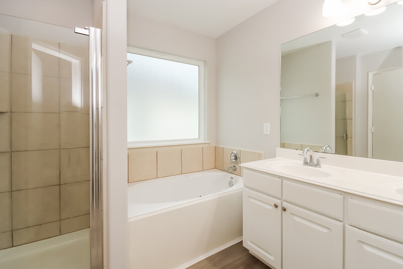 2,030/Mo, 16828 Northern Flicker Trl Conroe, TX 77385 Main Bathroom View 2