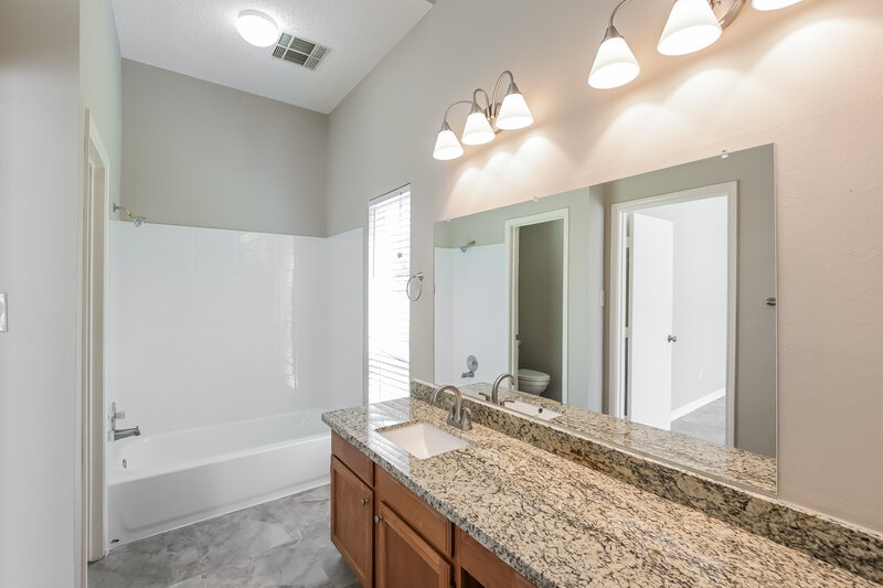 1,935/Mo, 8615 Pine Falls Dr Houston, TX 77095 Main Bathroom View