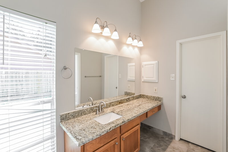 1,935/Mo, 8615 Pine Falls Dr Houston, TX 77095 Main Bathroom View 2