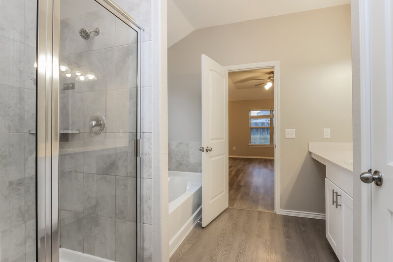 2,270/Mo, 209 Stalwart Hill Trl Magnolia, TX 77354 Main Bathroom View