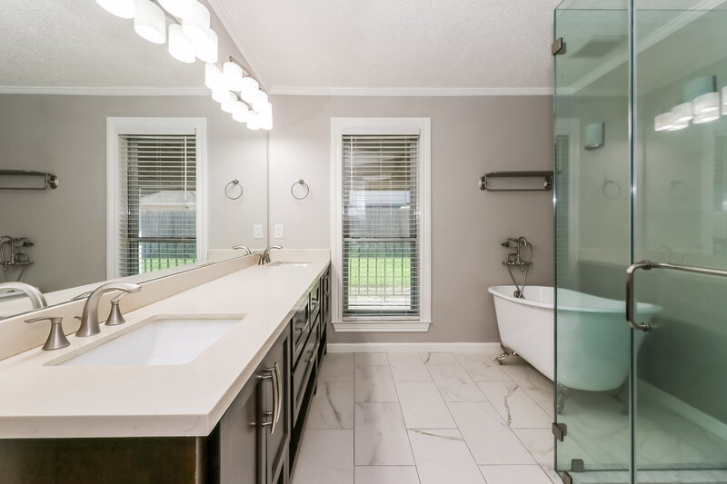 2,100/Mo, 19019 Oakway Dr Humble, TX 77346 Main Bathroom View