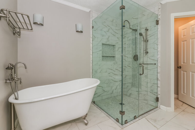 2,100/Mo, 19019 Oakway Dr Humble, TX 77346 Main Bathroom View 2