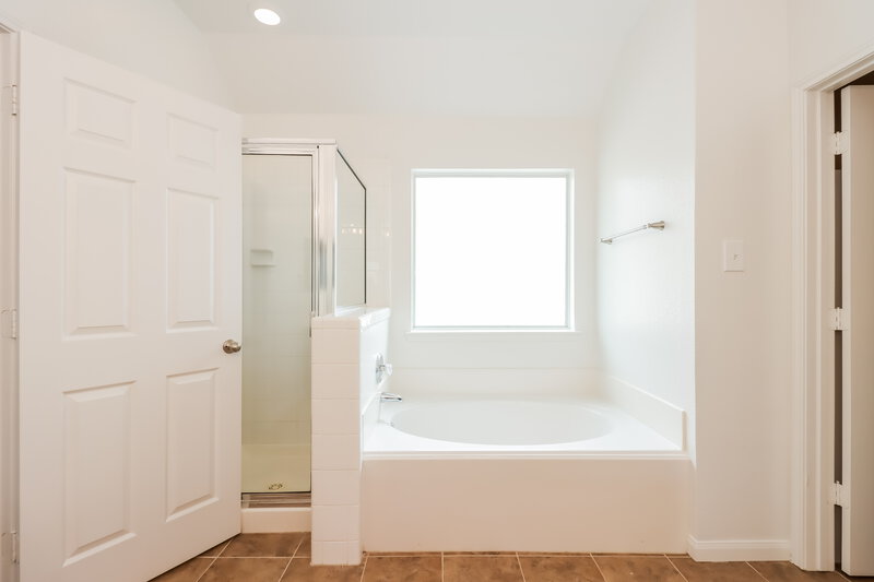 2,270/Mo, 4807 Chase Stone Dr Bacliff, TX 77518 Main Bathroom View