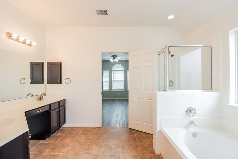 2,270/Mo, 4807 Chase Stone Dr Bacliff, TX 77518 Main Bathroom View 2