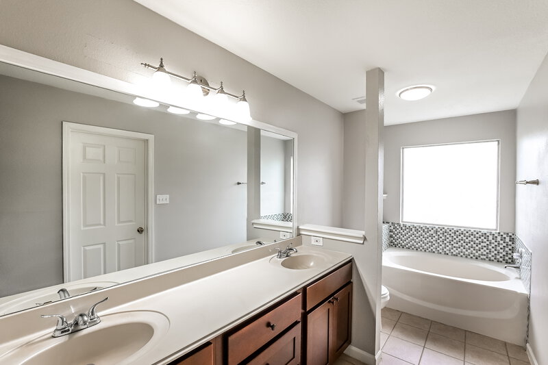 1,905/Mo, 22711 Bridgewater Dr Spring, TX 77373 Main Bathroom View