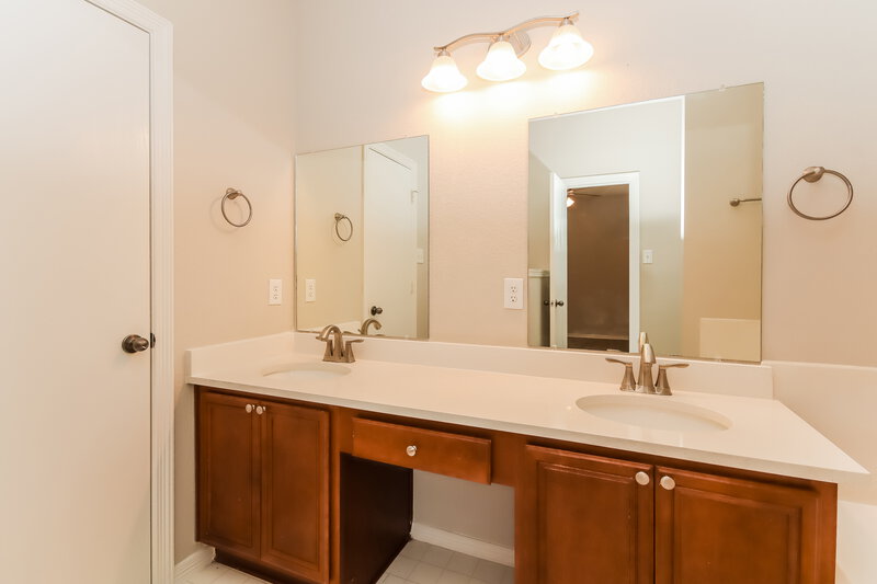 2,175/Mo, 32103 Sue Ln Pinehurst, TX 77362 Main Bathroom View 2