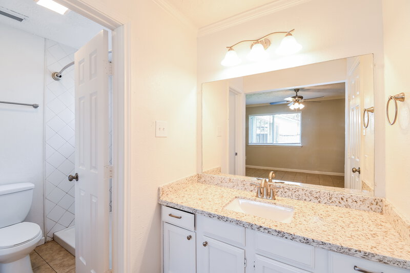 2,080/Mo, 1001 Landing Blvd League City, TX 77573 Main Bathroom View