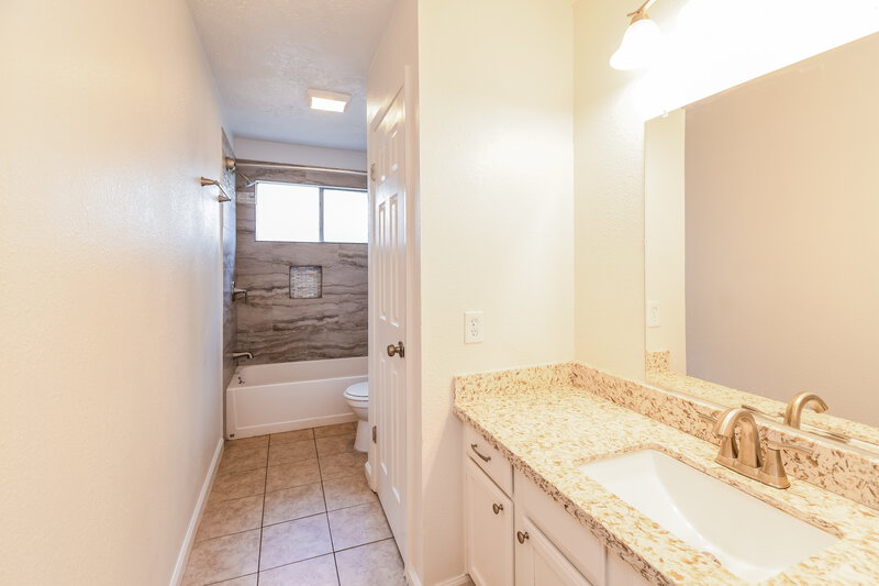 2,080/Mo, 1001 Landing Blvd League City, TX 77573 Main Bathroom View 2