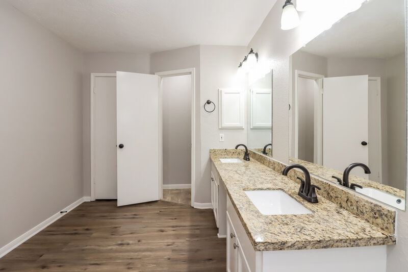 2,400/Mo, 2015 Marot Dr Katy, TX 77493 Main Bathroom View 2