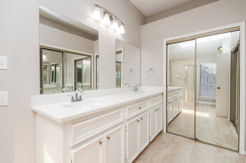 2,175/Mo, 1715 Windy Knoll Dr Houston, TX 77084 Main Bathroom View