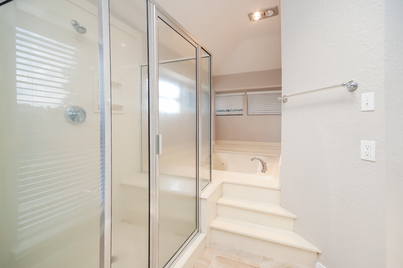 2,175/Mo, 1715 Windy Knoll Dr Houston, TX 77084 Main Bathroom View 2