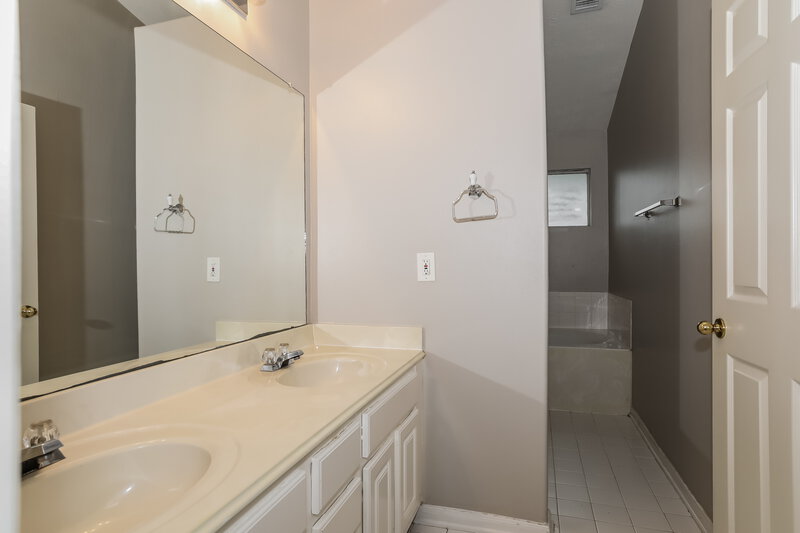 0/Mo, 19823 Indian Cherry Forest Ln Cypress, TX 77433 Main Bathroom View