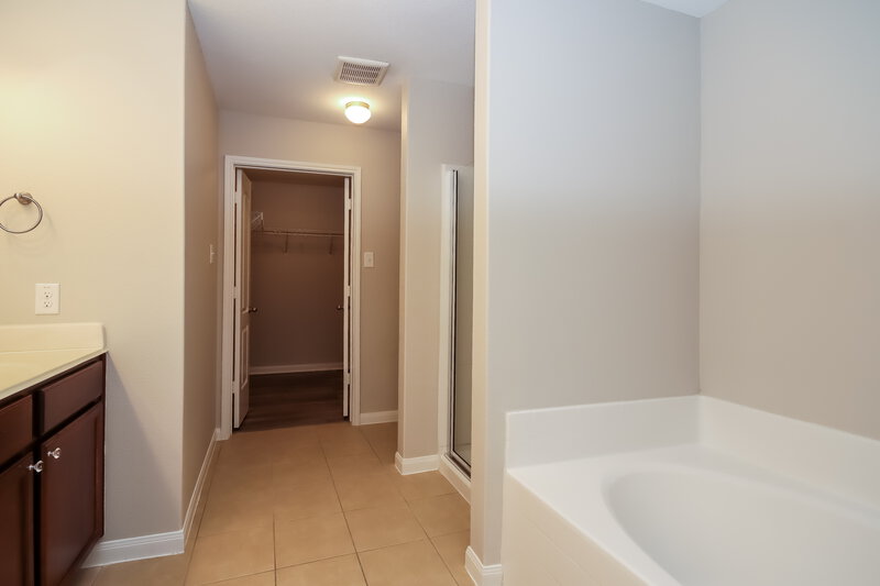 2,085/Mo, 12039 Fairquarter Ln Pinehurst, TX 77362 Main Bathroom View 2