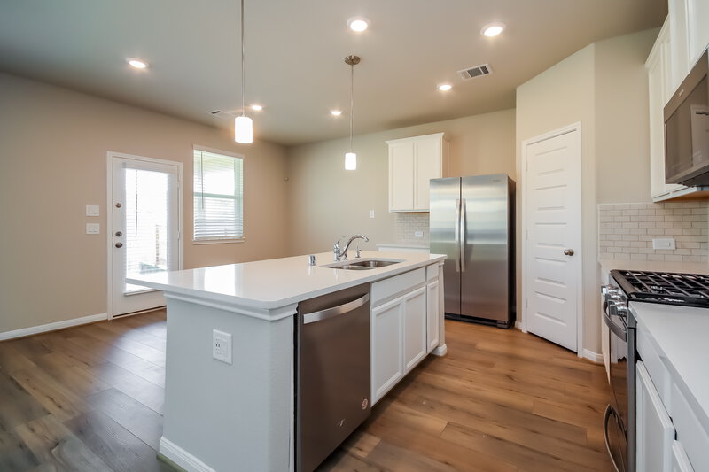 2,095/Mo, 7068 Silverleaf Oak Street Conroe, TX 77304 Kitchen View