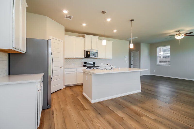 2,095/Mo, 7068 Silverleaf Oak Street Conroe, TX 77304 Kitchen View 3